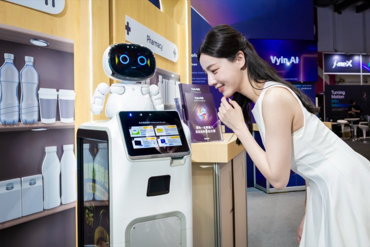 民眾在門市現場與 Vyin AI 的服務型機器人互動