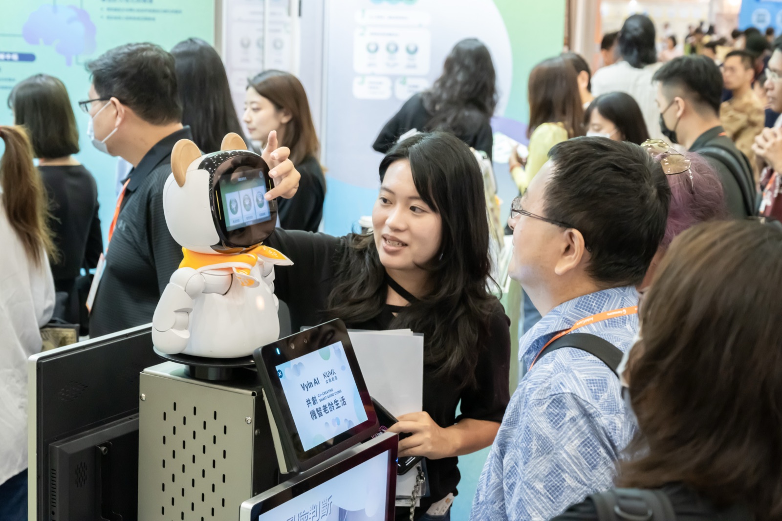 展場中示範凱比機器人與 Vyin AI 整合體驗
